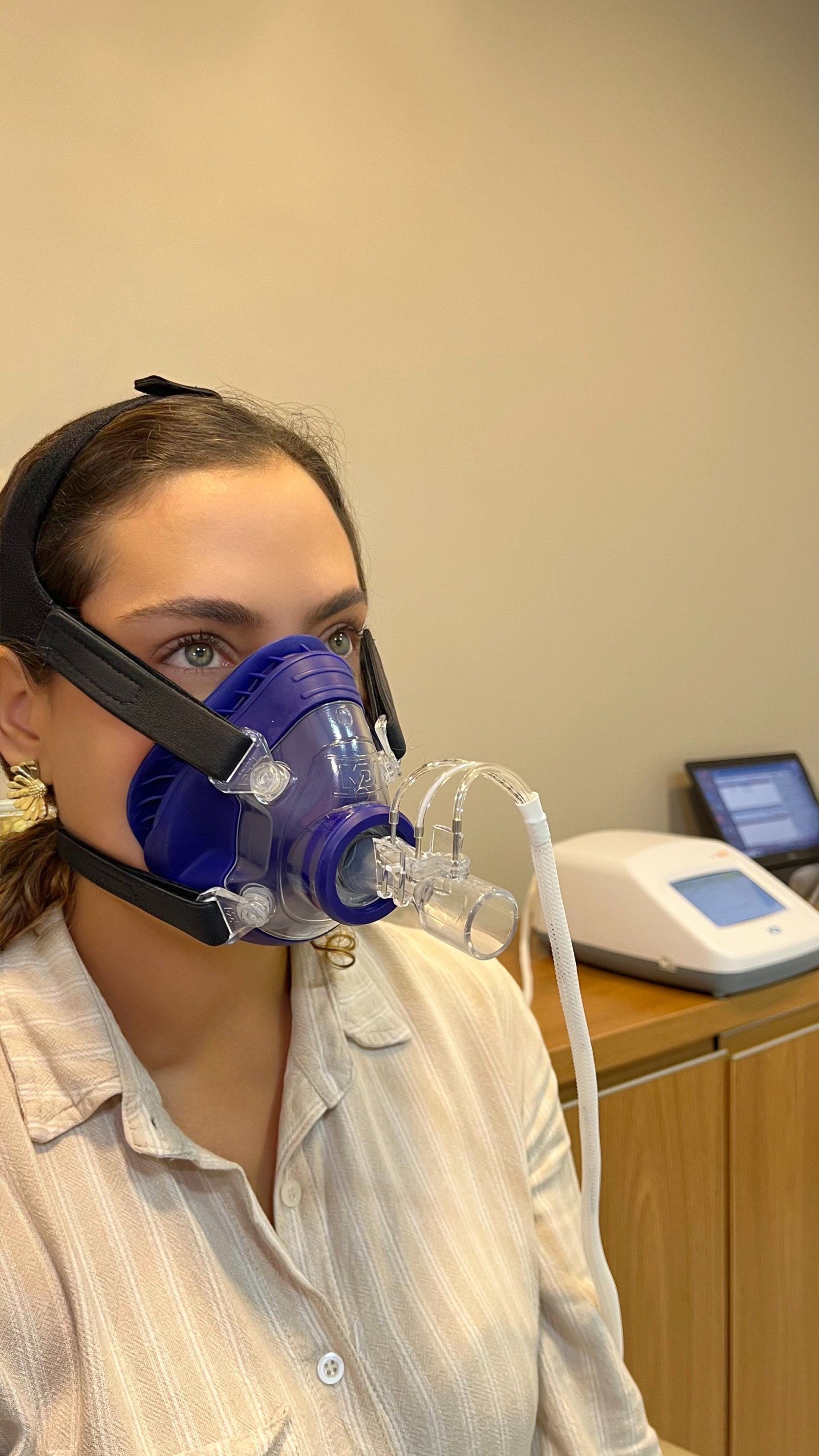 Paciente realizando exame de calorimetria indireta